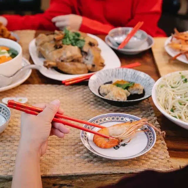 Comida chinesa em cima da mesa